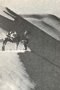 wilfred thesigers expedition rastar pa toppen av en sanddyn under ritten genom det tomma landet
